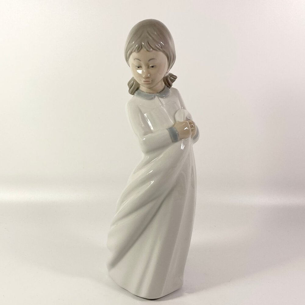 Lladro Nao Girl with her Comfort Blanket large 10 in figurine